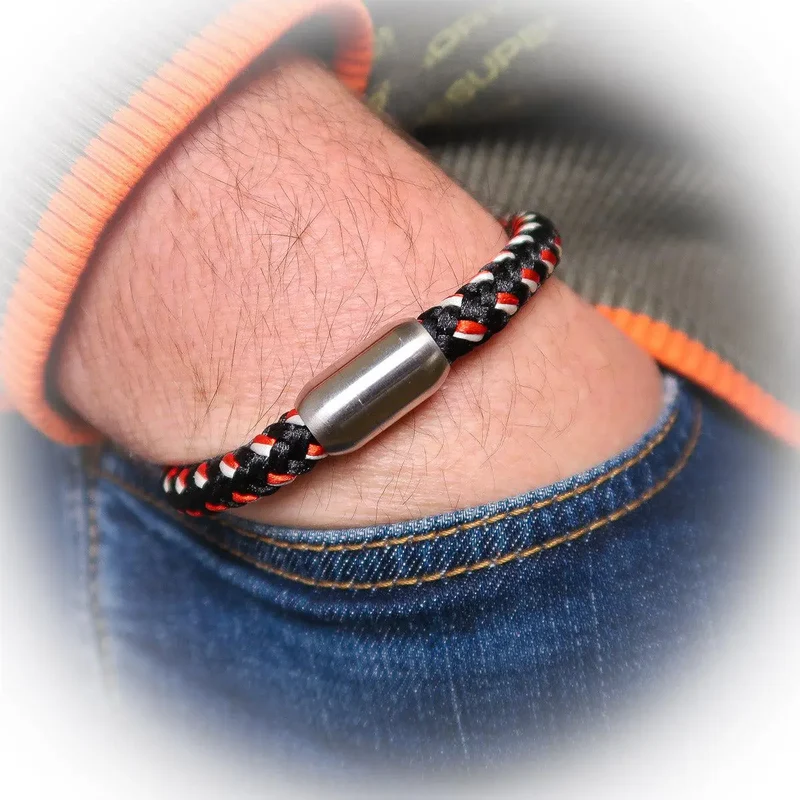 Armband mit Initialen mit Gravur personalisiert. „Rope“ mit Gravur auf Magnetverschluss mit Initialen