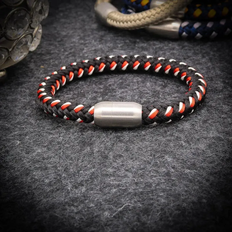 Armband mit Initialen mit Gravur personalisiert. „Rope“ mit Gravur auf Magnetverschluss mit Initialen