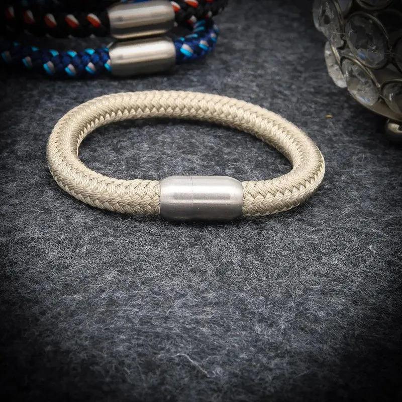 Armband mit Initialen mit Gravur personalisiert. „Rope“ mit Gravur auf Magnetverschluss mit Initialen