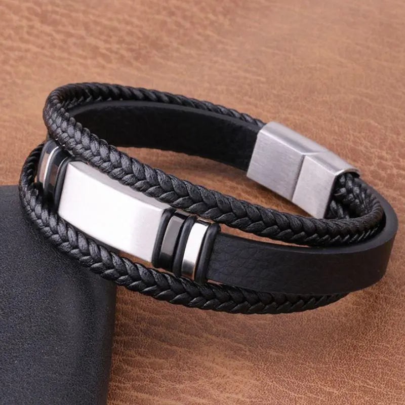 Schwarzes Lederarmband Gravur personalisiert "Leather & Plate" mit Gravur