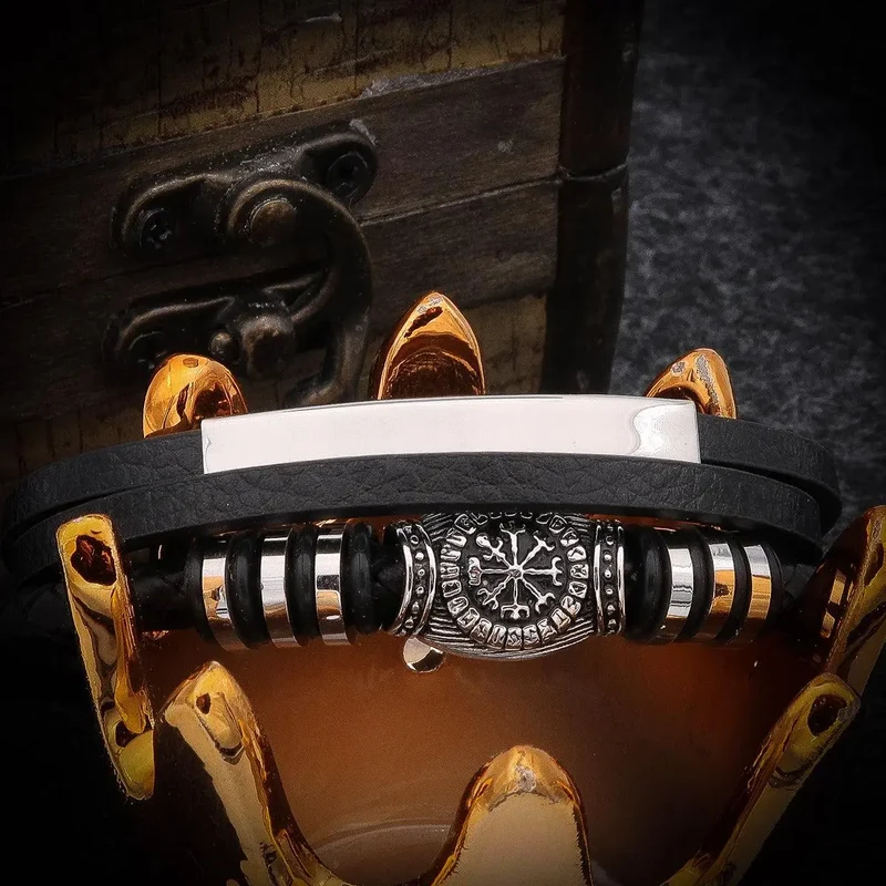 Wikinger Leder Armband Personalisiert "Ragnar" mit Gravur und Runen Optik. Graviert mit Name oder Spruch