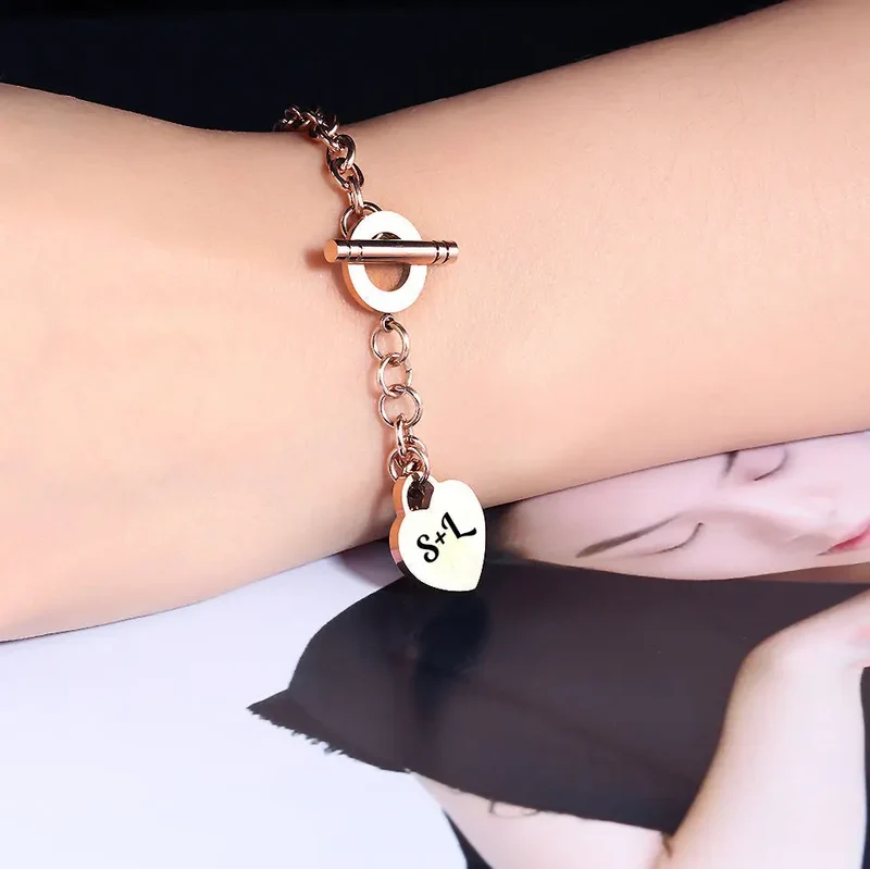 Armkette personalisierte mit Gravur "Love" mit herzförmigen Charm, Gravur der Initialen in Rosé, Silber oder Gold