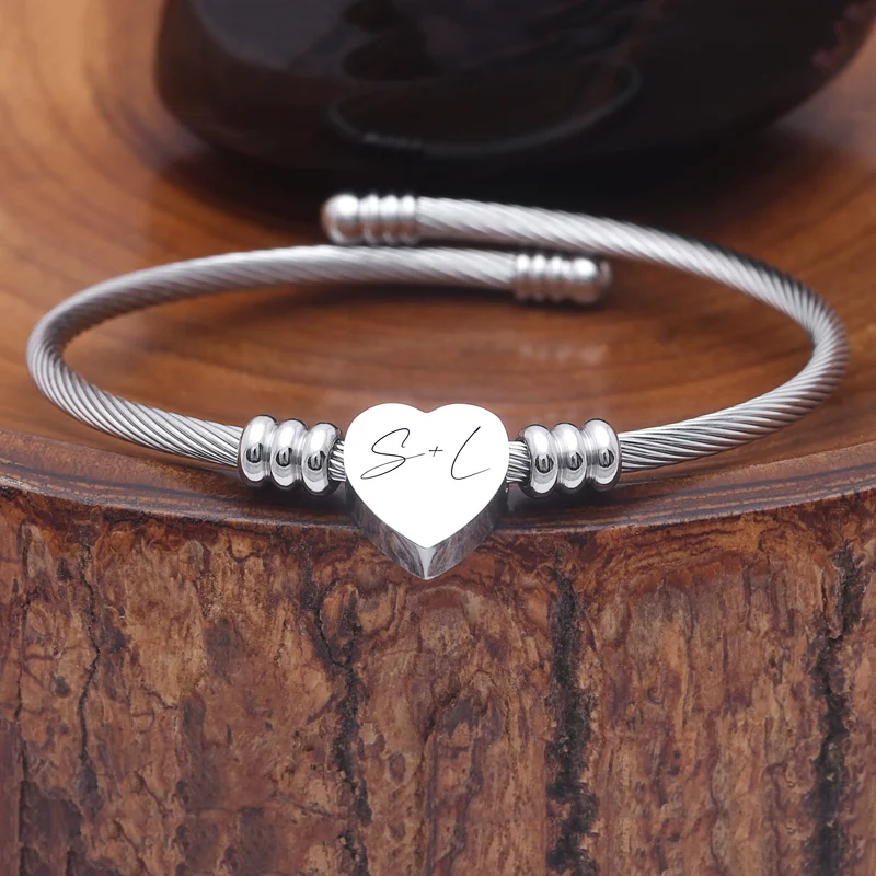 Armspange mit Gravur personalisiert "Love" mit Herz und gravierten Initialen. In Silber, Gold oder Rosé