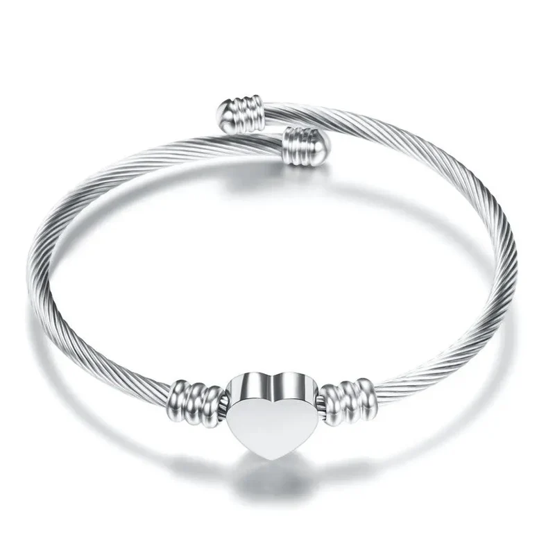 Armspange mit Gravur personalisiert "Love" mit Herz und gravierten Initialen. In Silber, Gold oder Rosé