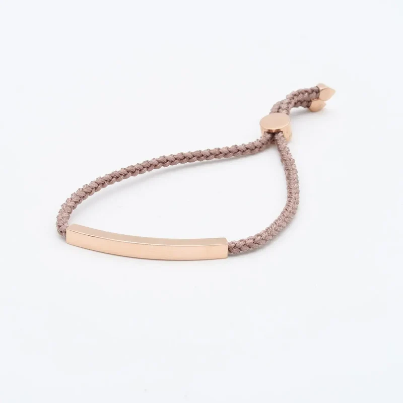 Süßes Armband Gravur Damen personalisiert aus feinem Seil mit roséfarbenem Gravurschild