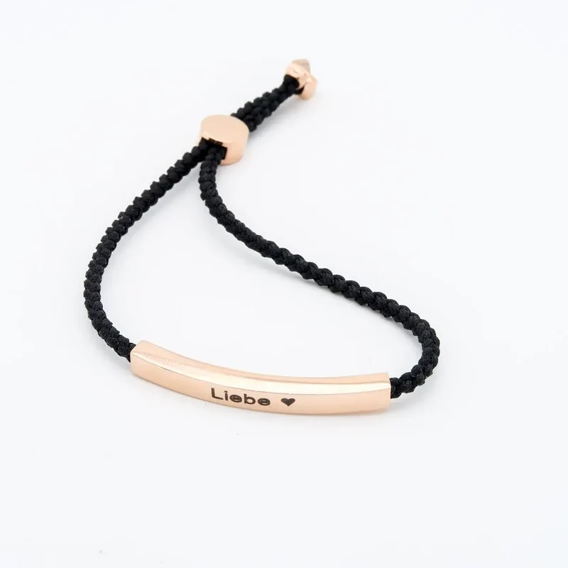 Süßes Armband Gravur Damen personalisiert aus feinem Seil mit roséfarbenem Gravurschild