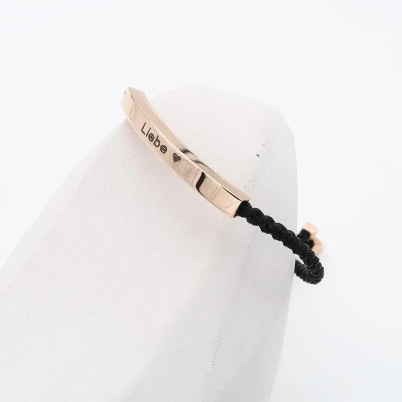 Süßes Armband Gravur Damen personalisiert aus feinem Seil mit roséfarbenem Gravurschild