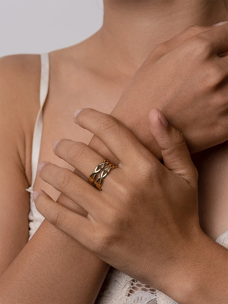 Double Twist Ring