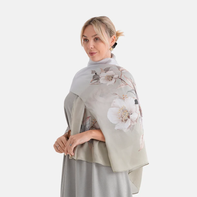 LA MAREY Signature Set mit Seidenschal und Seidentropfen-Ohrringen, 100% Maulbeerseide, 65 x 170 cm, Perlgrau mit Beige