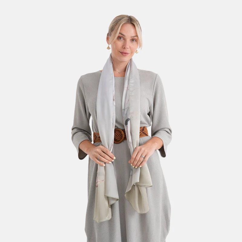 LA MAREY Signature Set mit Seidenschal und Seidentropfen-Ohrringen, 100% Maulbeerseide, 65 x 170 cm, Perlgrau mit Beige