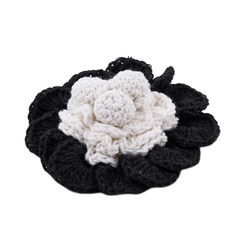 Handgefertigte Brosche mit Häkelarbeit Blumen Design, Schwarz und Weiß