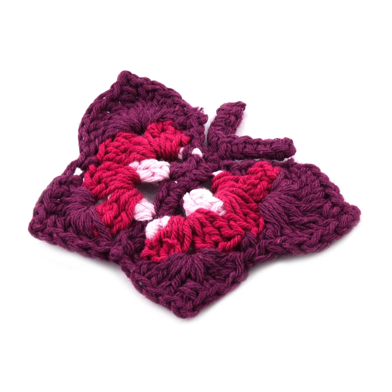 Handgefertigte Brosche mit Häkelarbeit Schmetterling Design, Violett